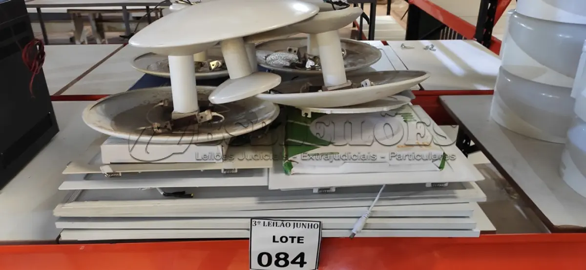 LOTE 084 - 01 LOTE COM VÁRIAS LUMINÁRIAS DE EMBUTIR MODELOS DIVERSOS. (NO ESTADO) ATENÇÃO! FAZER A VISITAÇÃO ANTES DE ARREMATAR, NÃO SABEMOS SE FUNCIONA, LEILÃO NÃO TEM GARANTIA E NEM DEVOLUÇÃO, SUJEITO A POSSÍVEIS AVARIAS VISÍVEIS/OCULTAS E/OU AUSÊNCIA DE COMPONENTES.