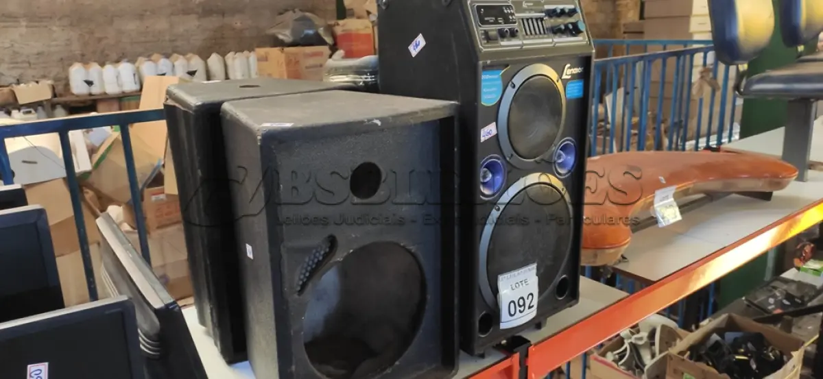LOTE 092 - 04 CAIXAS E SOM MODELOS DIVERSOS. (NO ESTADO) ATENÇÃO! FAZER A VISITAÇÃO ANTES DE ARREMATAR, NÃO SABEMOS SE FUNCIONA, LEILÃO NÃO TEM GARANTIA E NEM DEVOLUÇÃO, SUJEITO A POSSÍVEIS AVARIAS VISÍVEIS/OCULTAS E/OU AUSÊNCIA DE COMPONENTES.