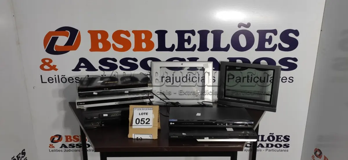LOTE 052 - 01 VÍDEO CASSETE, 04 APARELHOS DE DVD MARCAS DIVERSAS E 01 SCANNER HP. (NO ESTADO) ATENÇÃO! FAZER A VISITAÇÃO ANTES DE ARREMATAR, NÃO SABEMOS SE FUNCIONA, LEILÃO NÃO TEM GARANTIA E NEM DEVOLUÇÃO, SUJEITO A POSSÍVEIS AVARIAS VISÍVEIS/OCULTAS E/OU AUSÊNCIA DE COMPONENTES.