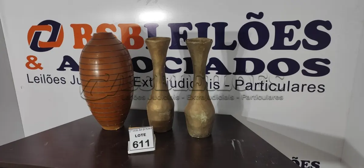 LOTE 611 - 02 JARROS DE GESSO E 01 JARRO DE MADEIRA.  (NO ESTADO) ATENÇÃO! FAZER A VISITAÇÃO ANTES DE ARREMATAR, NÃO SABEMOS SE FUNCIONA, LEILÃO NÃO TEM GARANTIA E NEM DEVOLUÇÃO, SUJEITO A POSSÍVEIS AVARIAS VISÍVEIS/OCULTAS E/OU AUSÊNCIA DE COMPONENTES.