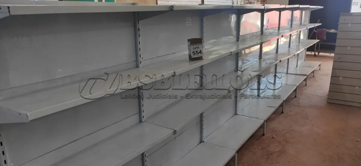 LOTE 554 - 01 GÔNDOLA EXPOSITORA DUPLA DE 7,30 X 1,60. (NO ESTADO) ATENÇÃO! FAZER A VISITAÇÃO ANTES DE ARREMATAR, NÃO SABEMOS SE FUNCIONA, LEILÃO NÃO TEM GARANTIA E NEM DEVOLUÇÃO, SUJEITO A POSSÍVEIS AVARIAS VISÍVEIS/OCULTAS E/OU AUSÊNCIA DE COMPONENTES.