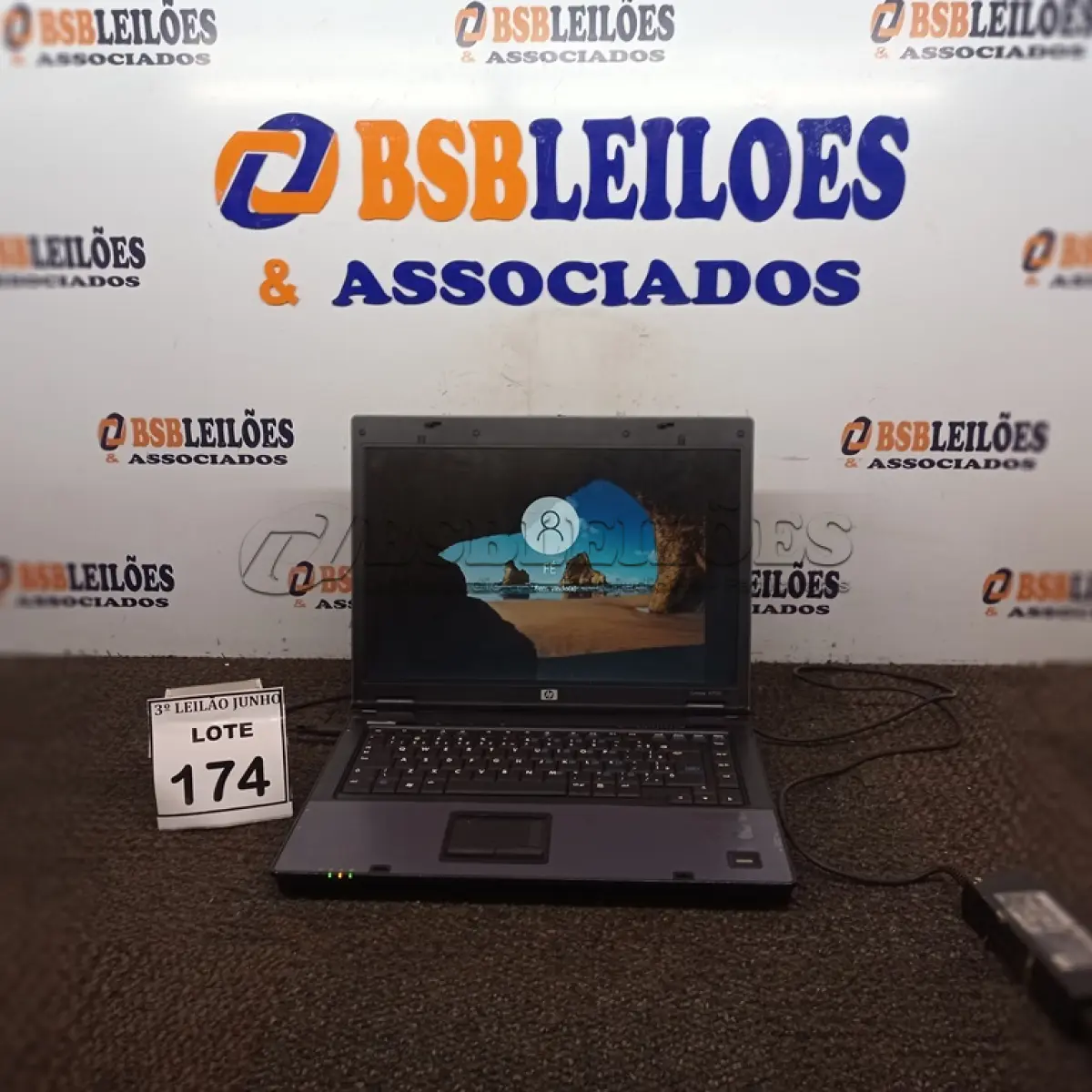 LOTE 174 - 01 NOTEBOOK MARCA HP COM FONTE. (NO ESTADO) ATENÇÃO! FAZER A VISITAÇÃO ANTES DE ARREMATAR, NÃO SABEMOS SE FUNCIONA, LEILÃO NÃO TEM GARANTIA E NEM DEVOLUÇÃO, SUJEITO A POSSÍVEIS AVARIAS VISÍVEIS/OCULTAS E/OU AUSÊNCIA DE COMPONENTES.