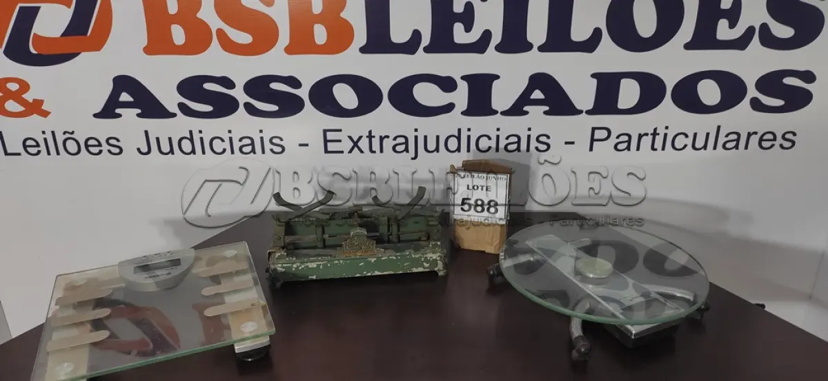 LOTE 588 - 02 BALANÇAS DIGITAIS E 01 BALANÇA ANTIGA SEM BANDEJA. (NO ESTADO) ATENÇÃO! FAZER A VISITAÇÃO ANTES DE ARREMATAR, NÃO SABEMOS SE FUNCIONA, LEILÃO NÃO TEM GARANTIA E NEM DEVOLUÇÃO, SUJEITO A POSSÍVEIS AVARIAS VISÍVEIS/OCULTAS E/OU AUSÊNCIA DE COMPONENTES.