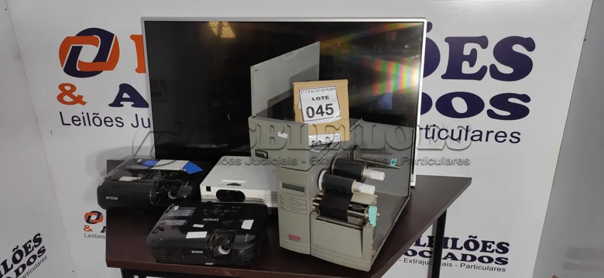LOTE 045 - 01 IMPRESSORA DE ETIQUETA MARCA ARGOX, 03 PROJETORES MULTIMIDIA PARA RETIRADA DE PEÇAS E 01 TV LCD 42’’ PHILIPS. (NO ESTADO) ATENÇÃO! FAZER A VISITAÇÃO ANTES DE ARREMATAR, NÃO SABEMOS SE FUNCIONA, LEILÃO NÃO TEM GARANTIA E NEM DEVOLUÇÃO, SUJEITO A POSSÍVEIS AVARIAS VISÍVEIS/OCULTAS E/OU AUSÊNCIA DE COMPONENTES.