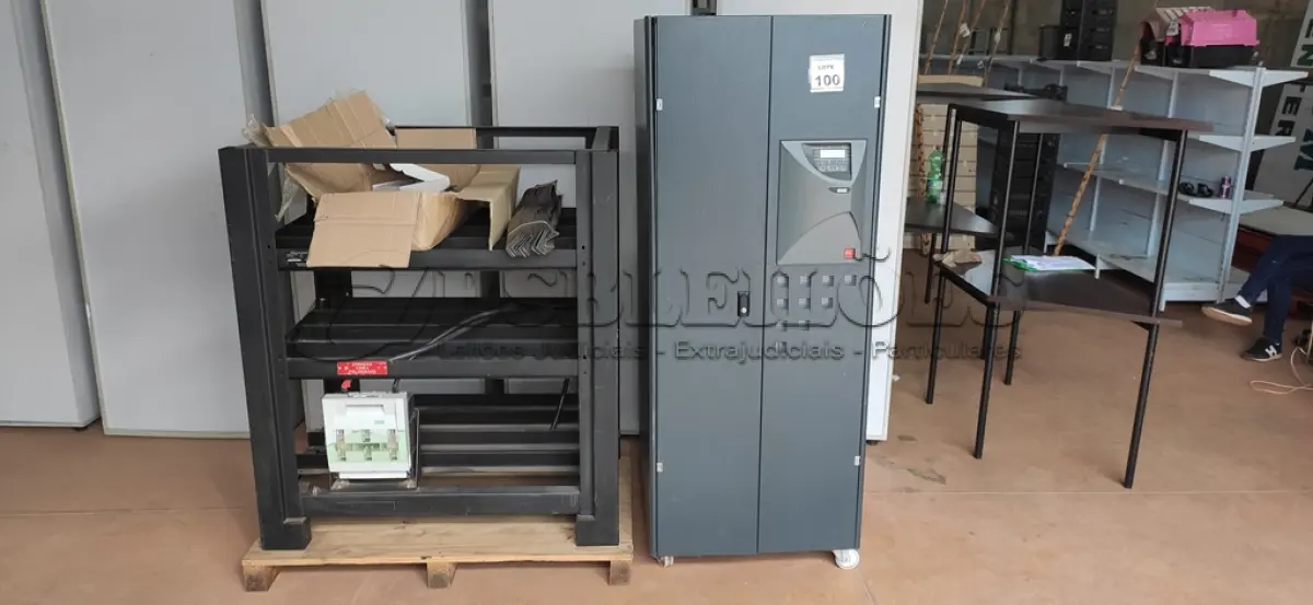 LOTE 100 - 01 NOBREAK POTÊNCIA 80KVA E 01 BANCO DE BATERIAS PARA 32 BATERIAS COM CABOS. (NO ESTADO) (OBS. O LOTE NÃO POSSUI BATERIAS) ATENÇÃO! FAZER A VISITAÇÃO ANTES DE ARREMATAR, NÃO SABEMOS SE FUNCIONA, LEILÃO NÃO TEM GARANTIA E NEM DEVOLUÇÃO, SUJEITO A POSSÍVEIS AVARIAS VISÍVEIS/OCULTAS E/OU AUSÊNCIA DE COMPONENTES.