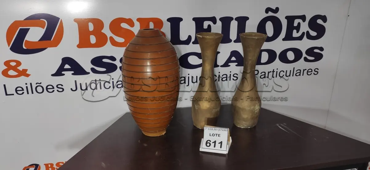 LOTE 611 - 02 JARROS DE GESSO E 01 JARRO DE MADEIRA.  (NO ESTADO) ATENÇÃO! FAZER A VISITAÇÃO ANTES DE ARREMATAR, NÃO SABEMOS SE FUNCIONA, LEILÃO NÃO TEM GARANTIA E NEM DEVOLUÇÃO, SUJEITO A POSSÍVEIS AVARIAS VISÍVEIS/OCULTAS E/OU AUSÊNCIA DE COMPONENTES.