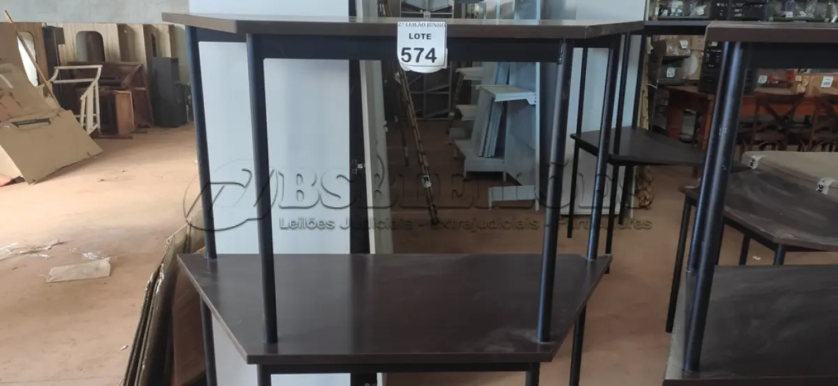 LOTE 574 - 02 MESAS COM TAMPO DE MADEIRA EM FORMA TRAPÉZIO.  (NO ESTADO) ATENÇÃO! FAZER A VISITAÇÃO ANTES DE ARREMATAR, NÃO SABEMOS SE FUNCIONA, LEILÃO NÃO TEM GARANTIA E NEM DEVOLUÇÃO, SUJEITO A POSSÍVEIS AVARIAS VISÍVEIS/OCULTAS E/OU AUSÊNCIA DE COMPONENTES.