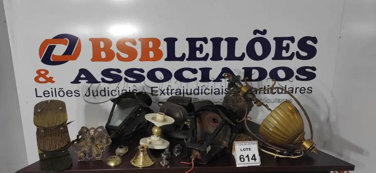 LOTE 614 - 01 LOTE COM VÁRIAS LUMINÁRIAS ANTIGAS DIVERSAS.  (NO ESTADO) ATENÇÃO! FAZER A VISITAÇÃO ANTES DE ARREMATAR, NÃO SABEMOS SE FUNCIONA, LEILÃO NÃO TEM GARANTIA E NEM DEVOLUÇÃO, SUJEITO A POSSÍVEIS AVARIAS VISÍVEIS/OCULTAS E/OU AUSÊNCIA DE COMPONENTES.