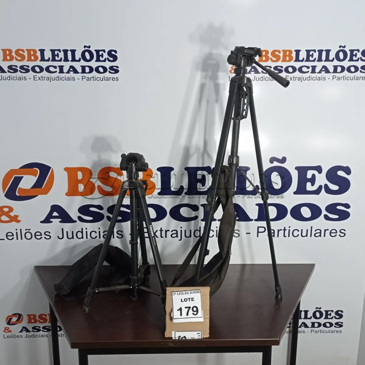 LOTE 179 - 02 TRIPÉS PARA CÂMERAS MARCA TOMATE. (NO ESTADO) ATENÇÃO! FAZER A VISITAÇÃO ANTES DE ARREMATAR, NÃO SABEMOS SE FUNCIONA, LEILÃO NÃO TEM GARANTIA E NEM DEVOLUÇÃO, SUJEITO A POSSÍVEIS AVARIAS VISÍVEIS/OCULTAS E/OU AUSÊNCIA DE COMPONENTES.