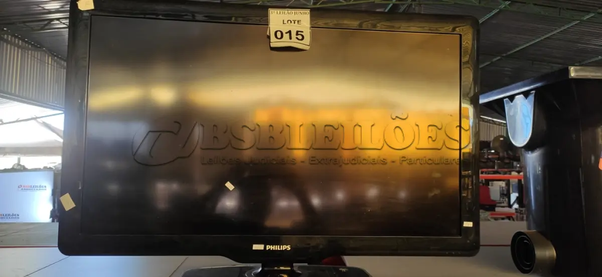 LOTE 015 - 01 TV LCD 40’’. (NO ESTADO) ATENÇÃO! FAZER A VISITAÇÃO ANTES DE ARREMATAR, NÃO SABEMOS SE FUNCIONA, LEILÃO NÃO TEM GARANTIA E NEM DEVOLUÇÃO, SUJEITO A POSSÍVEIS AVARIAS VISÍVEIS/OCULTAS E/OU AUSÊNCIA DE COMPONENTES.