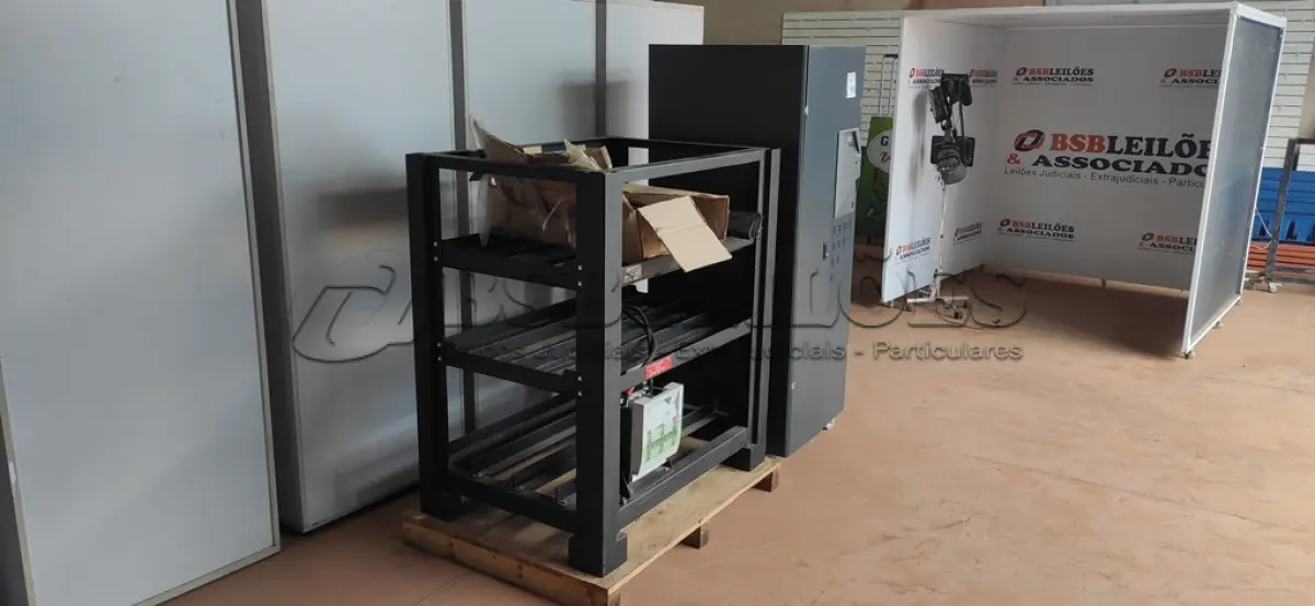 LOTE 100 - 01 NOBREAK POTÊNCIA 80KVA E 01 BANCO DE BATERIAS PARA 32 BATERIAS COM CABOS. (NO ESTADO) (OBS. O LOTE NÃO POSSUI BATERIAS) ATENÇÃO! FAZER A VISITAÇÃO ANTES DE ARREMATAR, NÃO SABEMOS SE FUNCIONA, LEILÃO NÃO TEM GARANTIA E NEM DEVOLUÇÃO, SUJEITO A POSSÍVEIS AVARIAS VISÍVEIS/OCULTAS E/OU AUSÊNCIA DE COMPONENTES.