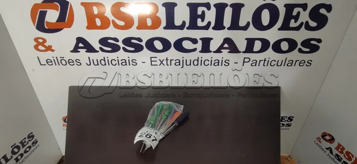 LOTE 267 - 10 CHAVES MODELOS FENDA E PHILIPS TAMANHOS DIVERSOS. (NO ESTADO) ATENÇÃO! FAZER A VISITAÇÃO ANTES DE ARREMATAR, NÃO SABEMOS SE FUNCIONA, LEILÃO NÃO TEM GARANTIA E NEM DEVOLUÇÃO, SUJEITO A POSSÍVEIS AVARIAS VISÍVEIS/OCULTAS E/OU AUSÊNCIA DE COMPONENTES.