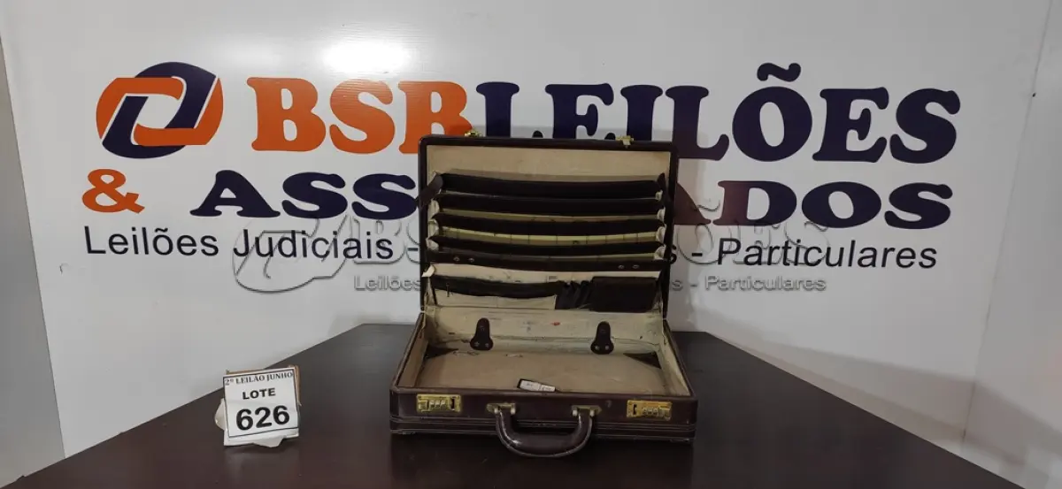 LOTE 626 - 01 MALETA DE DOCUMENTO COM REVESTIMENTO DE COURO.  (NO ESTADO) ATENÇÃO! FAZER A VISITAÇÃO ANTES DE ARREMATAR, NÃO SABEMOS SE FUNCIONA, LEILÃO NÃO TEM GARANTIA E NEM DEVOLUÇÃO, SUJEITO A POSSÍVEIS AVARIAS VISÍVEIS/OCULTAS E/OU AUSÊNCIA DE COMPONENTES.