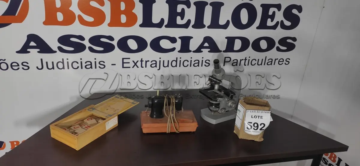 LOTE 592 - 01 MICROSCÓPIO, 01 MINI MÁQUINA DE COSTURA E 01 JOGO DE ALFABETO.  (NO ESTADO) ATENÇÃO! FAZER A VISITAÇÃO ANTES DE ARREMATAR, NÃO SABEMOS SE FUNCIONA, LEILÃO NÃO TEM GARANTIA E NEM DEVOLUÇÃO, SUJEITO A POSSÍVEIS AVARIAS VISÍVEIS/OCULTAS E/OU AUSÊNCIA DE COMPONENTES.