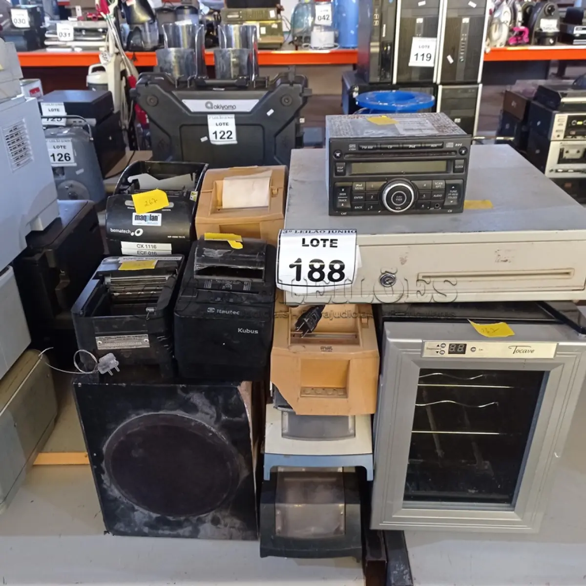 LOTE 188 - 01 ADEGA, 01 CAIXA REGISTRADORA, 01 APARELHO DE SOM, 02 IMPRESSORAS DE ETIQUETAS E PERIFÉRICOS DIVERSOS. (NO ESTADO) ATENÇÃO! FAZER A VISITAÇÃO ANTES DE ARREMATAR, NÃO SABEMOS SE FUNCIONA, LEILÃO NÃO TEM GARANTIA E NEM DEVOLUÇÃO, SUJEITO A POSSÍVEIS AVARIAS VISÍVEIS/OCULTAS E/OU AUSÊNCIA DE COMPONENTES.