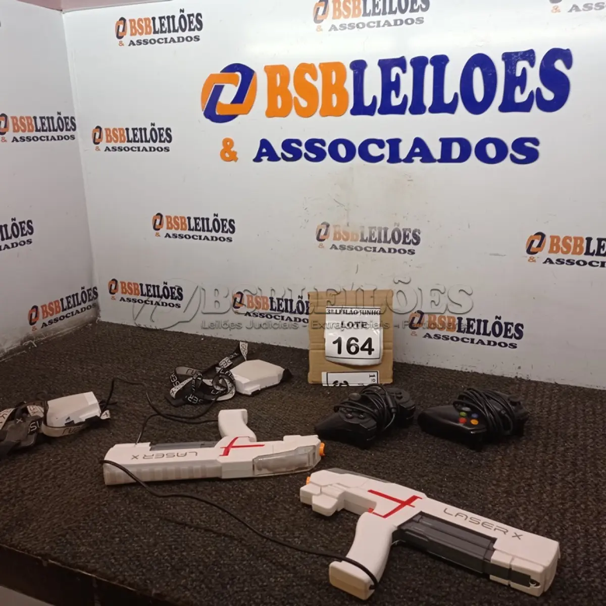 LOTE 164 - 04 CONTROLES DE VIDEOGAME DE MODELOS DIVERSOS. (NO ESTADO) ATENÇÃO! FAZER A VISITAÇÃO ANTES DE ARREMATAR, NÃO SABEMOS SE FUNCIONA, LEILÃO NÃO TEM GARANTIA E NEM DEVOLUÇÃO, SUJEITO A POSSÍVEIS AVARIAS VISÍVEIS/OCULTAS E/OU AUSÊNCIA DE COMPONENTES.