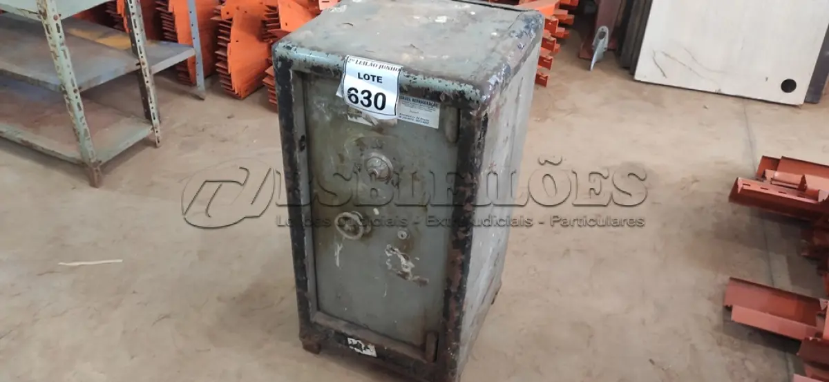 LOTE 630 - 01 COFRE.  (NO ESTADO) ATENÇÃO! FAZER A VISITAÇÃO ANTES DE ARREMATAR, NÃO SABEMOS SE FUNCIONA, LEILÃO NÃO TEM GARANTIA E NEM DEVOLUÇÃO, SUJEITO A POSSÍVEIS AVARIAS VISÍVEIS/OCULTAS E/OU AUSÊNCIA DE COMPONENTES.