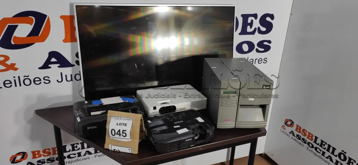 LOTE 045 - 01 IMPRESSORA DE ETIQUETA MARCA ARGOX, 03 PROJETORES MULTIMIDIA PARA RETIRADA DE PEÇAS E 01 TV LCD 42’’ PHILIPS. (NO ESTADO) ATENÇÃO! FAZER A VISITAÇÃO ANTES DE ARREMATAR, NÃO SABEMOS SE FUNCIONA, LEILÃO NÃO TEM GARANTIA E NEM DEVOLUÇÃO, SUJEITO A POSSÍVEIS AVARIAS VISÍVEIS/OCULTAS E/OU AUSÊNCIA DE COMPONENTES.