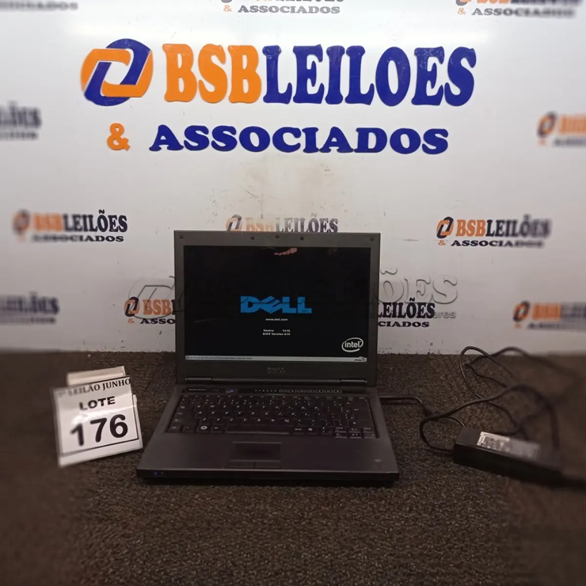 LOTE 176 - 01 NOTEBOOK MARCA DELL COM CARREGADOR. (NO ESTADO) ATENÇÃO! FAZER A VISITAÇÃO ANTES DE ARREMATAR, NÃO SABEMOS SE FUNCIONA, LEILÃO NÃO TEM GARANTIA E NEM DEVOLUÇÃO, SUJEITO A POSSÍVEIS AVARIAS VISÍVEIS/OCULTAS E/OU AUSÊNCIA DE COMPONENTES.