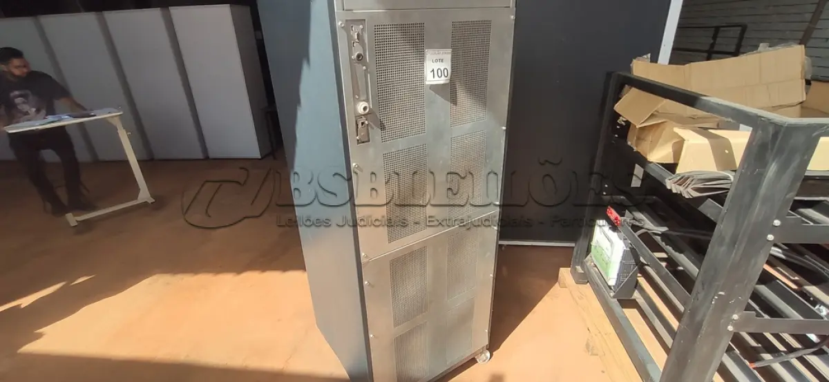 LOTE 100 - 01 NOBREAK POTÊNCIA 80KVA E 01 BANCO DE BATERIAS PARA 32 BATERIAS COM CABOS. (NO ESTADO) (OBS. O LOTE NÃO POSSUI BATERIAS) ATENÇÃO! FAZER A VISITAÇÃO ANTES DE ARREMATAR, NÃO SABEMOS SE FUNCIONA, LEILÃO NÃO TEM GARANTIA E NEM DEVOLUÇÃO, SUJEITO A POSSÍVEIS AVARIAS VISÍVEIS/OCULTAS E/OU AUSÊNCIA DE COMPONENTES.