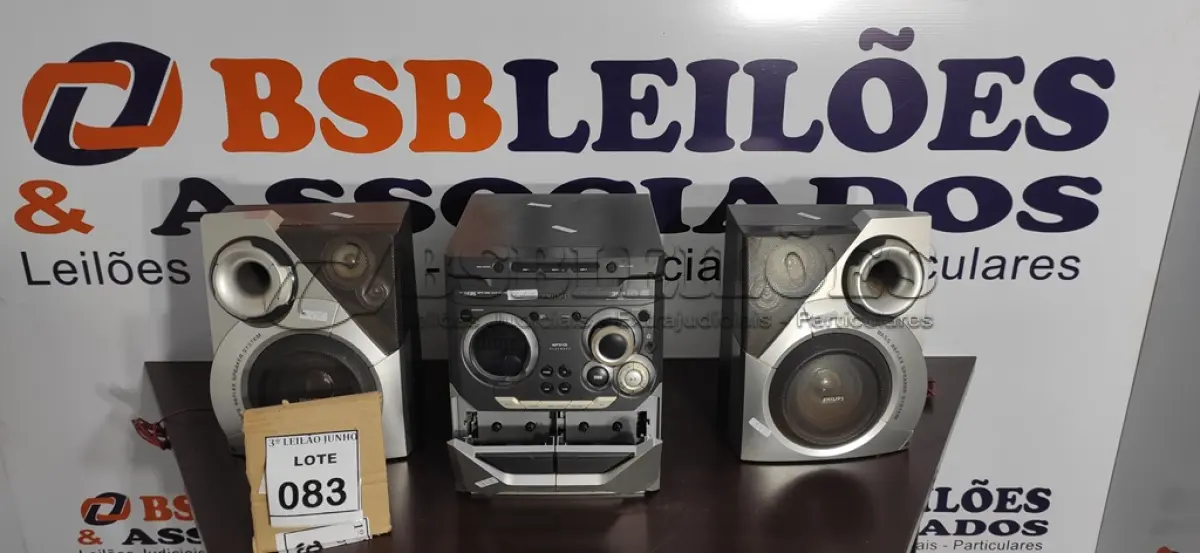 LOTE 083 - 01 SOM PHILIPS 3 CDS MP3 COM ENTRADA AUXILIAR. (NO ESTADO) ATENÇÃO! FAZER A VISITAÇÃO ANTES DE ARREMATAR, NÃO SABEMOS SE FUNCIONA. LEILÃO NÃO TEM GARANTIA E NEM DEVOLUÇÃO, SUJEITO A POSSÍVEIS AVARIAS VISÍVEIS/OCULTAS E/OU AUSÊNCIA DE COMPONENTES.