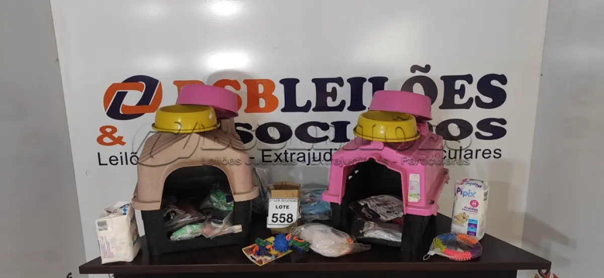 LOTE 558 - 01 LOTE COM 02 CASINHAS PARA PETS, ROUPAS, VASILHAS E ITENS DIVERSOS. (NO ESTADO) ATENÇÃO! FAZER A VISITAÇÃO ANTES DE ARREMATAR, NÃO SABEMOS SE FUNCIONA, LEILÃO NÃO TEM GARANTIA E NEM DEVOLUÇÃO, SUJEITO A POSSÍVEIS AVARIAS VISÍVEIS/OCULTAS E/OU AUSÊNCIA DE COMPONENTES.