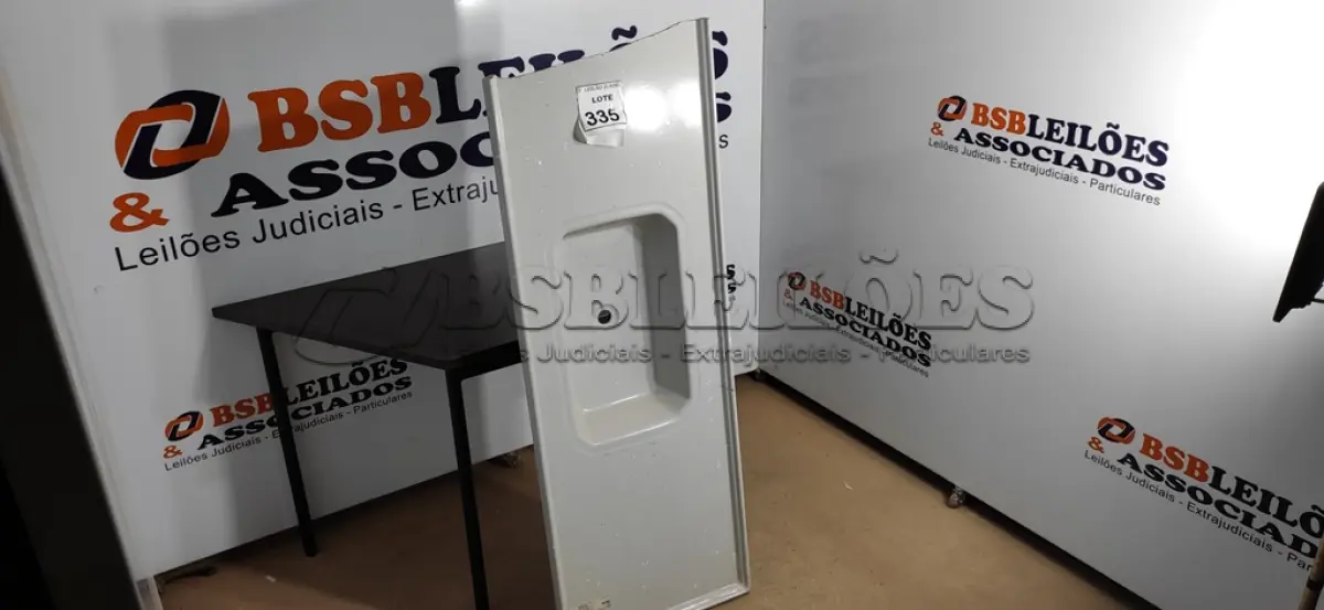 LOTE 335 - 01 PIA EM INOX 120, MM X 520MM E 01 PIA EM FIBRA COM AVARIAS. (NO ESTADO) ATENÇÃO! FAZER A VISITAÇÃO ANTES DE ARREMATAR, NÃO SABEMOS SE FUNCIONA. LEILÃO NÃO TEM GARANTIA E NEM DEVOLUÇÃO, SUJEITO A POSSÍVEIS AVARIAS VISÍVEIS/OCULTAS E/OU AUSÊNCIA DE COMPONENTES.