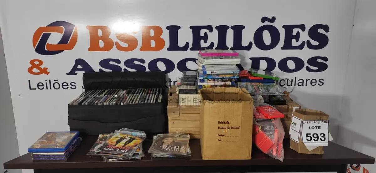 LOTE 593 - 01 LOTE COM 01 CASE PORTA CD E GRANDE QUANTIDADE DE CD, JOGOS E FITAS DIVERSAS.  (NO ESTADO) ATENÇÃO! FAZER A VISITAÇÃO ANTES DE ARREMATAR, NÃO SABEMOS SE FUNCIONA, LEILÃO NÃO TEM GARANTIA E NEM DEVOLUÇÃO, SUJEITO A POSSÍVEIS AVARIAS VISÍVEIS/OCULTAS E/OU AUSÊNCIA DE COMPONENTES.
