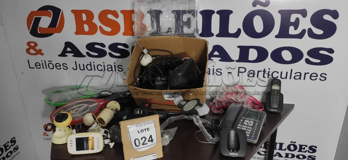LOTE 024 - 04 RAQUETES ELÉTRICAS, 01 APARELHO DE TELEFONE E ELETRÔNICOS DIVERSOS. (NO ESTADO) ATENÇÃO! FAZER A VISITAÇÃO ANTES DE ARREMATAR, NÃO SABEMOS SE FUNCIONA, LEILÃO NÃO TEM GARANTIA E NEM DEVOLUÇÃO, SUJEITO A POSSÍVEIS AVARIAS VISÍVEIS/OCULTAS E/OU AUSÊNCIA DE COMPONENTES.