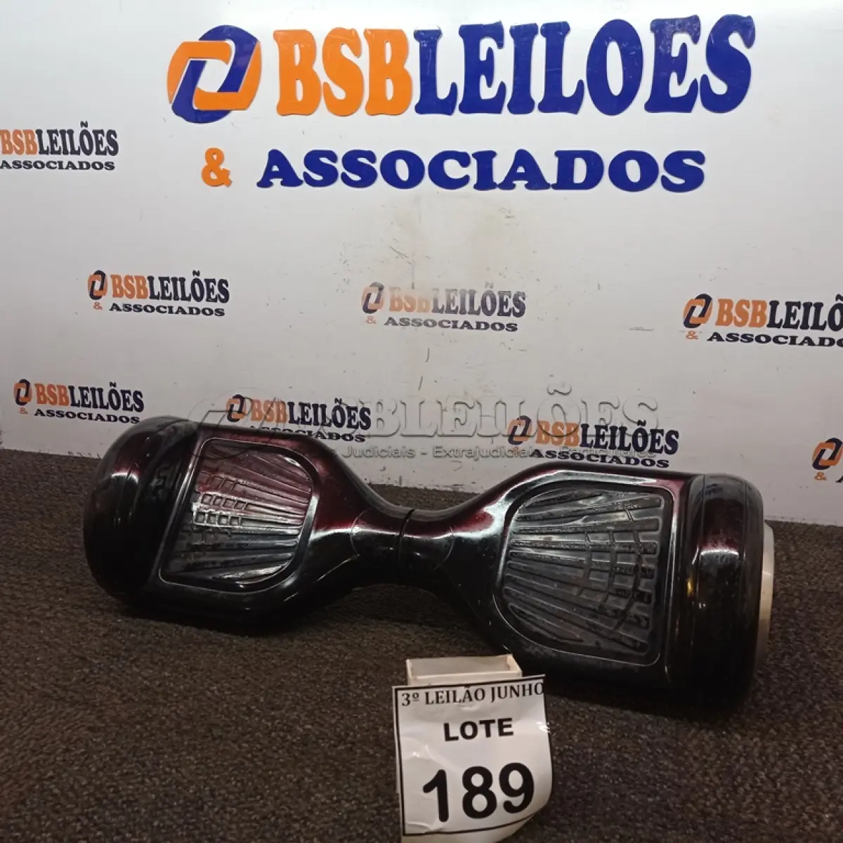 LOTE 189 - 01 HOVERBOARD NA COR PRETA. (NO ESTADO) ATENÇÃO! FAZER A VISITAÇÃO ANTES DE ARREMATAR, NÃO SABEMOS SE FUNCIONA, LEILÃO NÃO TEM GARANTIA E NEM DEVOLUÇÃO, SUJEITO A POSSÍVEIS AVARIAS VISÍVEIS/OCULTAS E/OU AUSÊNCIA DE COMPONENTES.