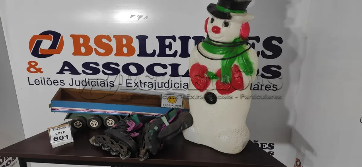 LOTE 601 - 01 REPLICA DE CARROCEIRA DE CAMINHÃO, 01 PAR DE PATINS E 01 ENFEITE DE NATAL COM LUMINOSO.   (NO ESTADO) ATENÇÃO! FAZER A VISITAÇÃO ANTES DE ARREMATAR, NÃO SABEMOS SE FUNCIONA, LEILÃO NÃO TEM GARANTIA E NEM DEVOLUÇÃO, SUJEITO A POSSÍVEIS AVARIAS VISÍVEIS/OCULTAS E/OU AUSÊNCIA DE COMPONENTES.