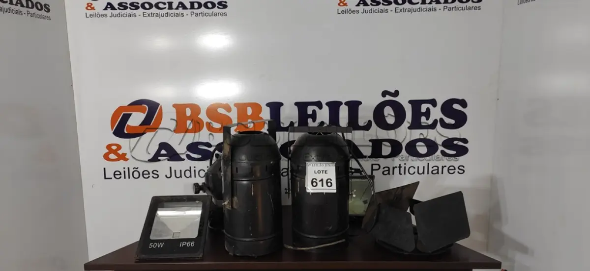 LOTE 616 - 02 REFLETORES DE 03 CANHÕES DE LUZ.  (NO ESTADO) ATENÇÃO! FAZER A VISITAÇÃO ANTES DE ARREMATAR, NÃO SABEMOS SE FUNCIONA, LEILÃO NÃO TEM GARANTIA E NEM DEVOLUÇÃO, SUJEITO A POSSÍVEIS AVARIAS VISÍVEIS/OCULTAS E/OU AUSÊNCIA DE COMPONENTES.