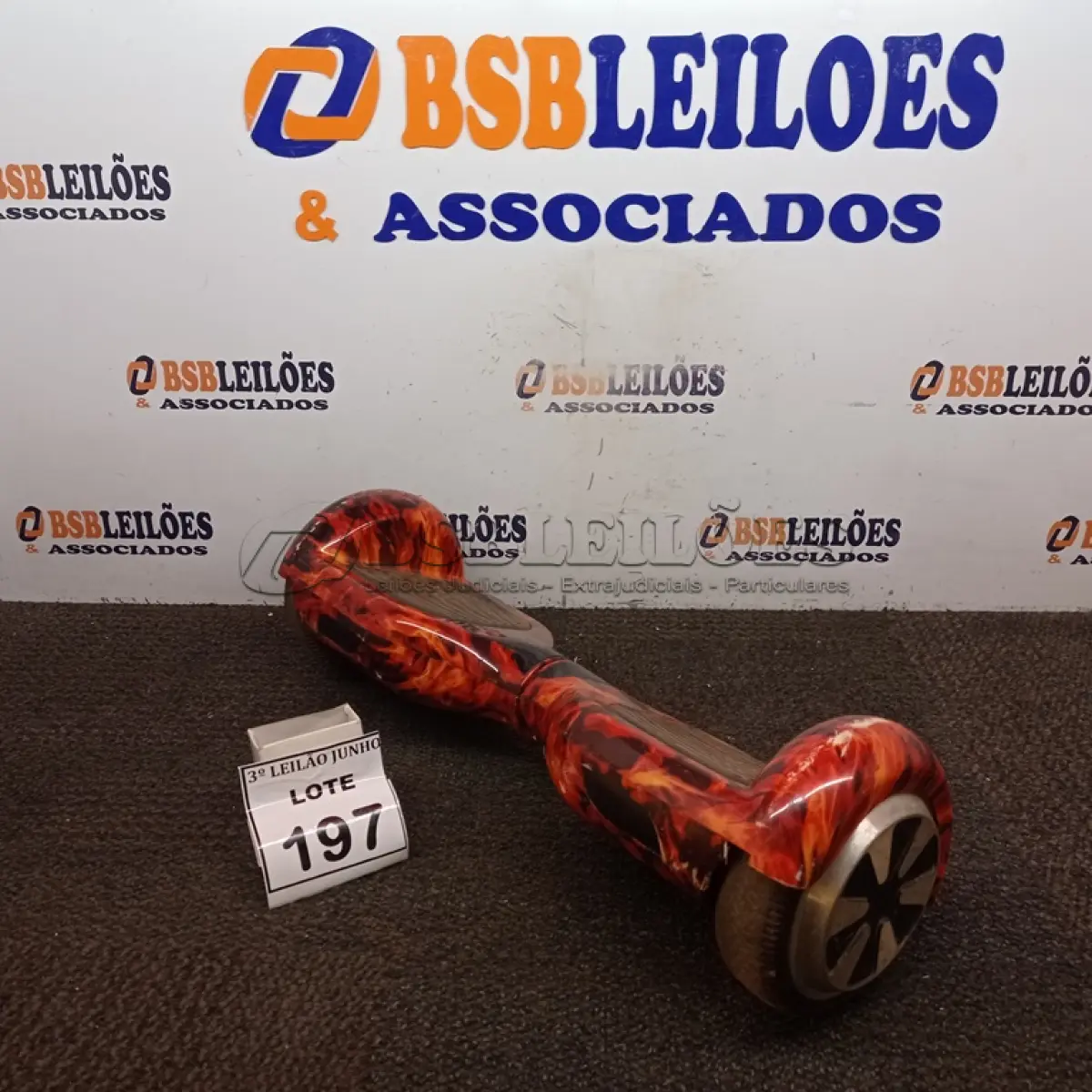 LOTE 197 - 01 HOVERBOARD NA COR VERMELHA. (NO ESTADO) ATENÇÃO! FAZER A VISITAÇÃO ANTES DE ARREMATAR, NÃO SABEMOS SE FUNCIONA, LEILÃO NÃO TEM GARANTIA E NEM DEVOLUÇÃO, SUJEITO A POSSÍVEIS AVARIAS VISÍVEIS/OCULTAS E/OU AUSÊNCIA DE COMPONENTES.