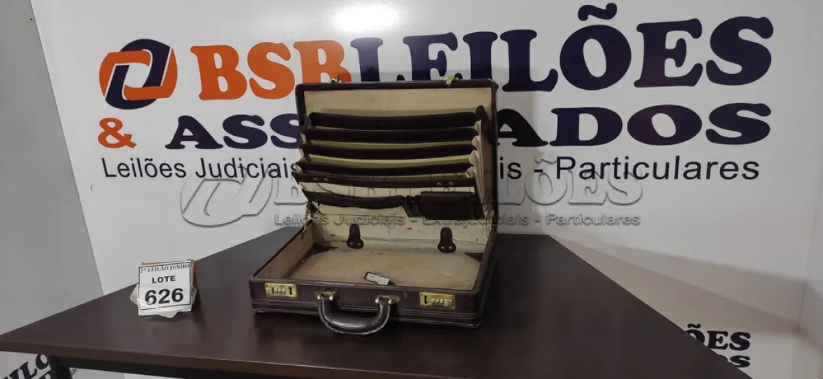 LOTE 626 - 01 MALETA DE DOCUMENTO COM REVESTIMENTO DE COURO.  (NO ESTADO) ATENÇÃO! FAZER A VISITAÇÃO ANTES DE ARREMATAR, NÃO SABEMOS SE FUNCIONA, LEILÃO NÃO TEM GARANTIA E NEM DEVOLUÇÃO, SUJEITO A POSSÍVEIS AVARIAS VISÍVEIS/OCULTAS E/OU AUSÊNCIA DE COMPONENTES.