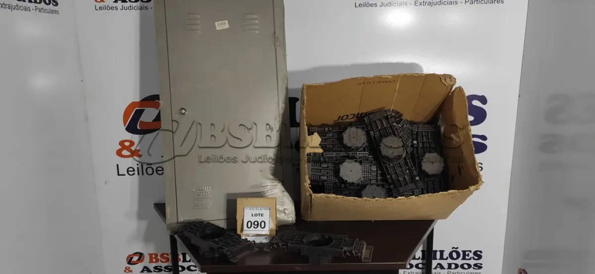 LOTE 090 - 01 QUADRO ELÉTRICO E 01 LOTE COM CAIXAS DE LUZ PARA LAJOTA. (NO ESTADO) ATENÇÃO! FAZER A VISITAÇÃO ANTES DE ARREMATAR, NÃO SABEMOS SE FUNCIONA. LEILÃO NÃO TEM GARANTIA E NEM DEVOLUÇÃO, SUJEITO A POSSÍVEIS AVARIAS VISÍVEIS/OCULTAS E/OU AUSÊNCIA DE COMPONENTES.