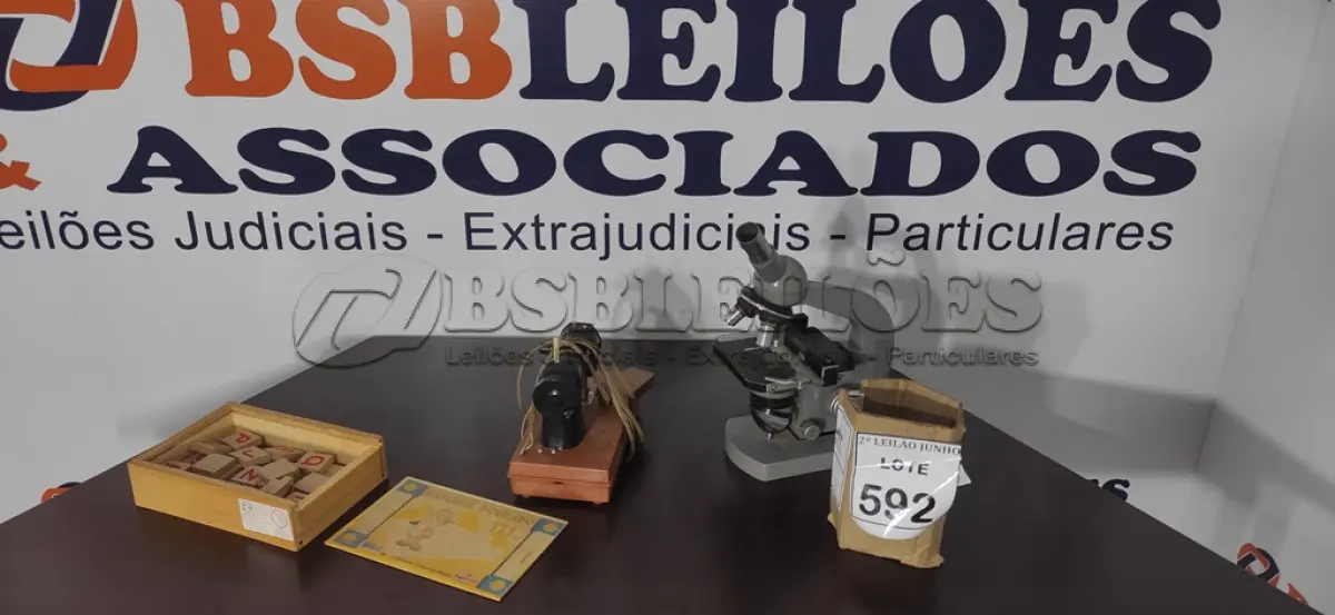 LOTE 592 - 01 MICROSCÓPIO, 01 MINI MÁQUINA DE COSTURA E 01 JOGO DE ALFABETO.  (NO ESTADO) ATENÇÃO! FAZER A VISITAÇÃO ANTES DE ARREMATAR, NÃO SABEMOS SE FUNCIONA, LEILÃO NÃO TEM GARANTIA E NEM DEVOLUÇÃO, SUJEITO A POSSÍVEIS AVARIAS VISÍVEIS/OCULTAS E/OU AUSÊNCIA DE COMPONENTES.