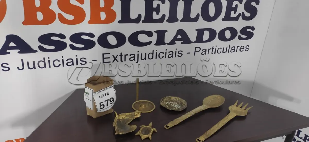 LOTE 579 - 01 CONCHA, 01 PEGADOR, 03 CINZEIROS E 01 TAMPA, TODOS MATERIAIS ANTIGOS DECORADOS.  (NO ESTADO) ATENÇÃO! FAZER A VISITAÇÃO ANTES DE ARREMATAR, NÃO SABEMOS SE FUNCIONA, LEILÃO NÃO TEM GARANTIA E NEM DEVOLUÇÃO, SUJEITO A POSSÍVEIS AVARIAS VISÍVEIS/OCULTAS E/OU AUSÊNCIA DE COMPONENTES.
