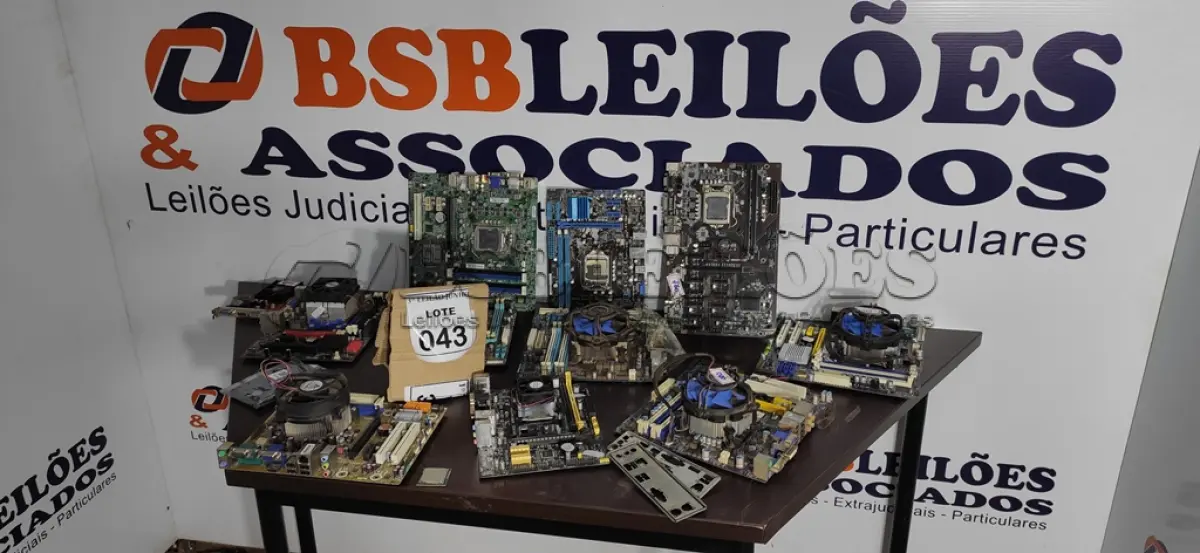 LOTE 043 - 01 LOTE COM VÁRIAS PLACAS MÃE MODELOS DIVERSOS. (NO ESTADO) ATENÇÃO! FAZER A VISITAÇÃO ANTES DE ARREMATAR, NÃO SABEMOS SE FUNCIONA, LEILÃO NÃO TEM GARANTIA E NEM DEVOLUÇÃO, SUJEITO A POSSÍVEIS AVARIAS VISÍVEIS/OCULTAS E/OU AUSÊNCIA DE COMPONENTES.
