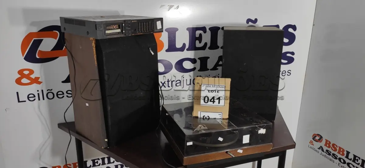 LOTE 041 - 01 TOCA VINIL COM 02 CAIXAS DE SOM E 01 AMPLIFICADOR MARCA GRADIENTE. (NO ESTADO) ATENÇÃO! FAZER A VISITAÇÃO ANTES DE ARREMATAR, NÃO SABEMOS SE FUNCIONA, LEILÃO NÃO TEM GARANTIA E NEM DEVOLUÇÃO, SUJEITO A POSSÍVEIS AVARIAS VISÍVEIS/OCULTAS E/OU AUSÊNCIA DE COMPONENTES.