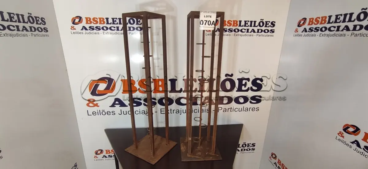 LOTE 070 - 02 SUPORTES DE FERRO PARA CASTIÇAL. (NO ESTADO) ATENÇÃO! FAZER A VISITAÇÃO ANTES DE ARREMATAR, NÃO SABEMOS SE FUNCIONA, LEILÃO NÃO TEM GARANTIA E NEM DEVOLUÇÃO, SUJEITO A POSSÍVEIS AVARIAS VISÍVEIS/OCULTAS E/OU AUSÊNCIA DE COMPONENTES.