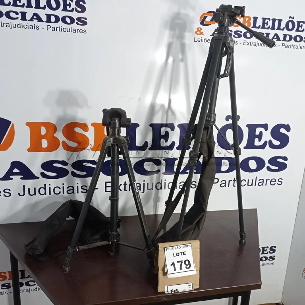LOTE 179 - 02 TRIPÉS PARA CÂMERAS MARCA TOMATE. (NO ESTADO) ATENÇÃO! FAZER A VISITAÇÃO ANTES DE ARREMATAR, NÃO SABEMOS SE FUNCIONA, LEILÃO NÃO TEM GARANTIA E NEM DEVOLUÇÃO, SUJEITO A POSSÍVEIS AVARIAS VISÍVEIS/OCULTAS E/OU AUSÊNCIA DE COMPONENTES.