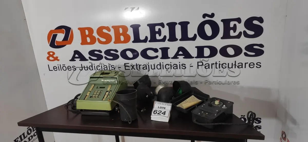 LOTE 624 - 01 CALCULADORA ANTIGA, 01 TRANSFORME DE BAIXA VOLTAGEM E 05 LÂMPADAS COLORIDAS.  (NO ESTADO) ATENÇÃO! FAZER A VISITAÇÃO ANTES DE ARREMATAR, NÃO SABEMOS SE FUNCIONA, LEILÃO NÃO TEM GARANTIA E NEM DEVOLUÇÃO, SUJEITO A POSSÍVEIS AVARIAS VISÍVEIS/OCULTAS E/OU AUSÊNCIA DE COMPONENTES.