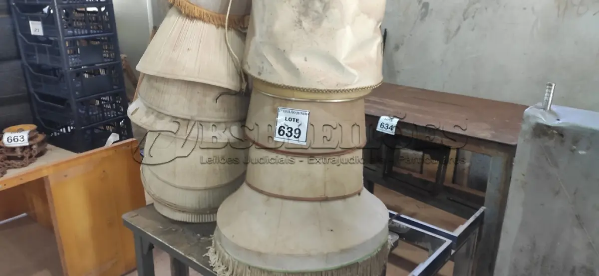 LOTE 639 - 17 CÚPULAS PARA ABAJUR, 01 BASE DE MESA CROMADA E 01 MESA DE FERRO.  (NO ESTADO) ATENÇÃO! FAZER A VISITAÇÃO ANTES DE ARREMATAR, NÃO SABEMOS SE FUNCIONA, LEILÃO NÃO TEM GARANTIA E NEM DEVOLUÇÃO, SUJEITO A POSSÍVEIS AVARIAS VISÍVEIS/OCULTAS E/OU AUSÊNCIA DE COMPONENTES.
