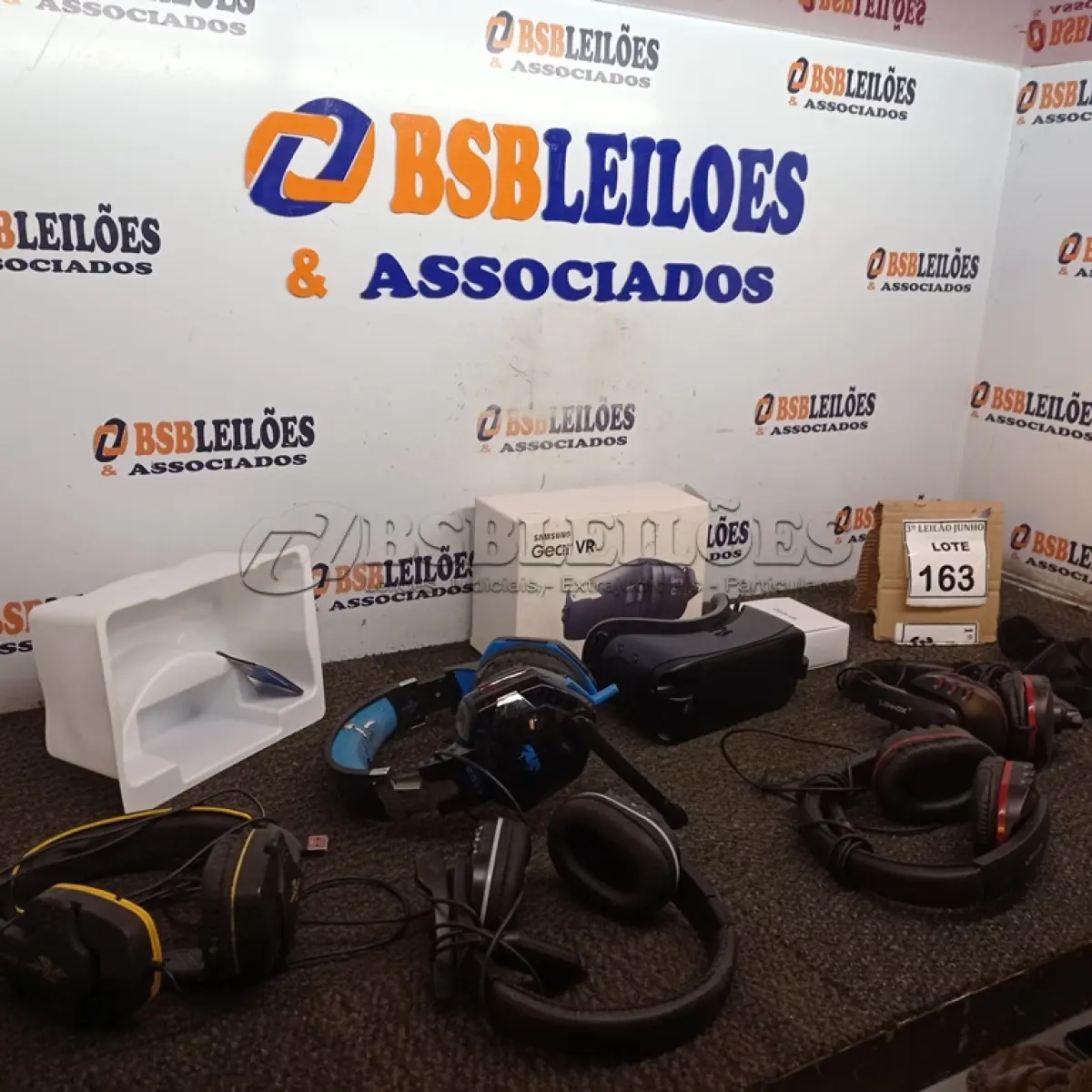 LOTE 163 - 05 HEADPHONES DE MARCAS E MODELOS VARIADOS E 01 ÓCULOS VR. (NO ESTADO) ATENÇÃO! FAZER A VISITAÇÃO ANTES DE ARREMATAR, NÃO SABEMOS SE FUNCIONA, LEILÃO NÃO TEM GARANTIA E NEM DEVOLUÇÃO, SUJEITO A POSSÍVEIS AVARIAS VISÍVEIS/OCULTAS E/OU AUSÊNCIA DE COMPONENTES.