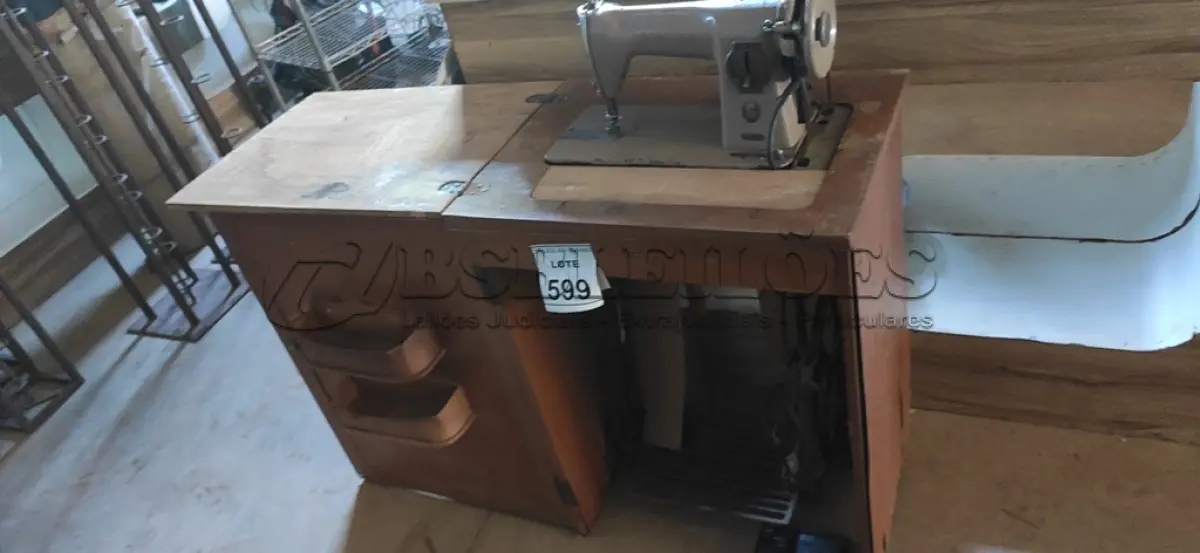 LOTE 599 - 01 MÁQUINA DE COSTURA ANTIGA MARCA SINGER.  (NO ESTADO) ATENÇÃO! FAZER A VISITAÇÃO ANTES DE ARREMATAR, NÃO SABEMOS SE FUNCIONA, LEILÃO NÃO TEM GARANTIA E NEM DEVOLUÇÃO, SUJEITO A POSSÍVEIS AVARIAS VISÍVEIS/OCULTAS E/OU AUSÊNCIA DE COMPONENTES.
