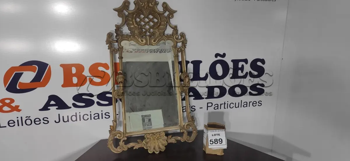 LOTE 589 - 01 ESPELHO EMOLDURADO COM LUMINÁRIAS.  (NO ESTADO) ATENÇÃO! FAZER A VISITAÇÃO ANTES DE ARREMATAR, NÃO SABEMOS SE FUNCIONA, LEILÃO NÃO TEM GARANTIA E NEM DEVOLUÇÃO, SUJEITO A POSSÍVEIS AVARIAS VISÍVEIS/OCULTAS E/OU AUSÊNCIA DE COMPONENTES.