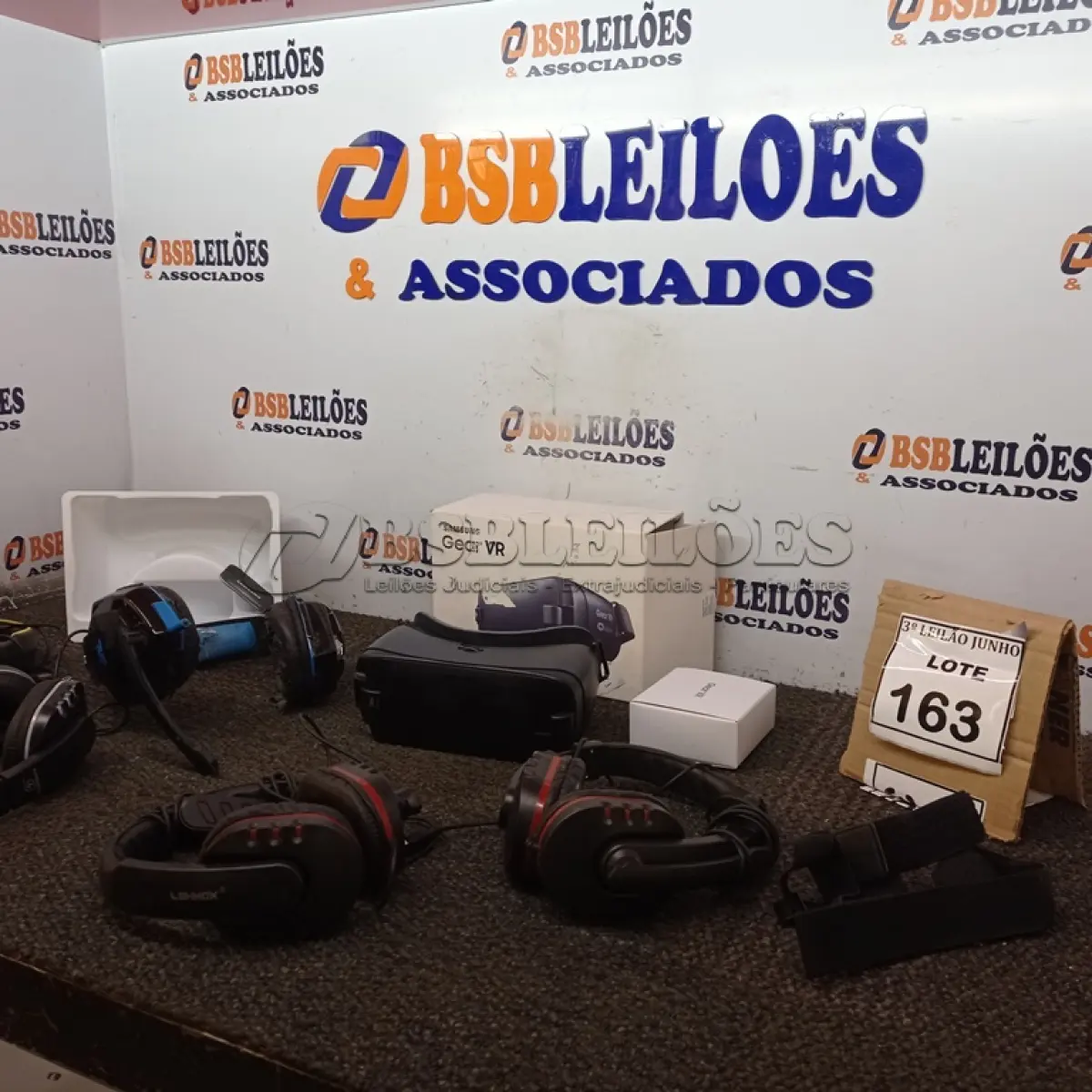LOTE 163 - 05 HEADPHONES DE MARCAS E MODELOS VARIADOS E 01 ÓCULOS VR. (NO ESTADO) ATENÇÃO! FAZER A VISITAÇÃO ANTES DE ARREMATAR, NÃO SABEMOS SE FUNCIONA, LEILÃO NÃO TEM GARANTIA E NEM DEVOLUÇÃO, SUJEITO A POSSÍVEIS AVARIAS VISÍVEIS/OCULTAS E/OU AUSÊNCIA DE COMPONENTES.