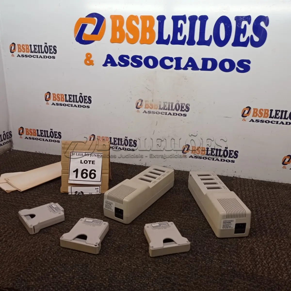 LOTE 166 - 02 CARREGADORES DE BATERIAS DE VIDEOGAMES MARCA SYMBOL. (NO ESTADO) ATENÇÃO! FAZER A VISITAÇÃO ANTES DE ARREMATAR, NÃO SABEMOS SE FUNCIONA, LEILÃO NÃO TEM GARANTIA E NEM DEVOLUÇÃO, SUJEITO A POSSÍVEIS AVARIAS VISÍVEIS/OCULTAS E/OU AUSÊNCIA DE COMPONENTES.