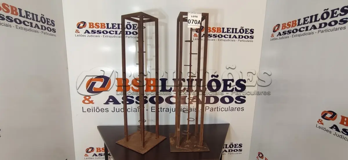 LOTE 070 - 02 SUPORTES DE FERRO PARA CASTIÇAL. (NO ESTADO) ATENÇÃO! FAZER A VISITAÇÃO ANTES DE ARREMATAR, NÃO SABEMOS SE FUNCIONA, LEILÃO NÃO TEM GARANTIA E NEM DEVOLUÇÃO, SUJEITO A POSSÍVEIS AVARIAS VISÍVEIS/OCULTAS E/OU AUSÊNCIA DE COMPONENTES.