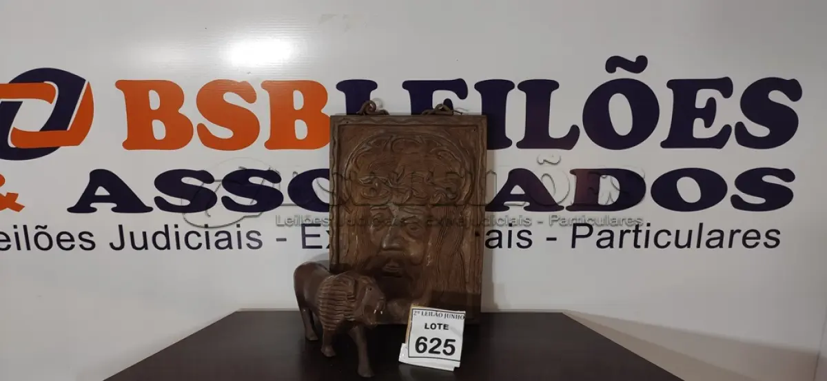 LOTE 625 - 01 QUADRO ENTALHADO E 01 LEÃO DE MADEIRA.  (NO ESTADO) ATENÇÃO! FAZER A VISITAÇÃO ANTES DE ARREMATAR, NÃO SABEMOS SE FUNCIONA, LEILÃO NÃO TEM GARANTIA E NEM DEVOLUÇÃO, SUJEITO A POSSÍVEIS AVARIAS VISÍVEIS/OCULTAS E/OU AUSÊNCIA DE COMPONENTES.